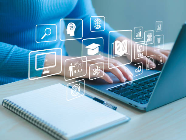 Mujer trabajando en una computadora portátil, rodeada de iconos de educación en línea, incluyendo un micrófono que simboliza la importancia de los locutores en el e-learning.