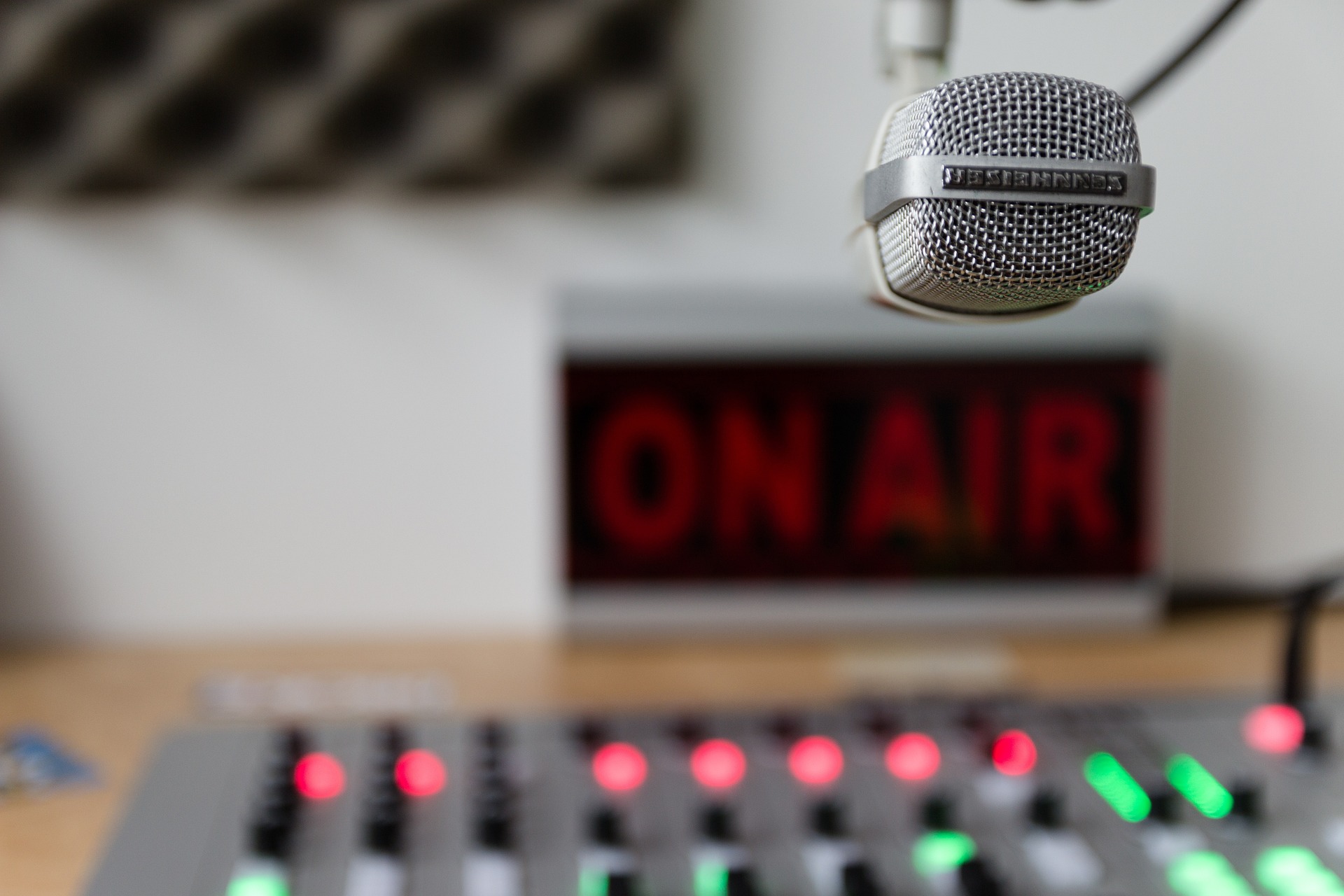 Micrófono en cabina de radio con señal “On Air” encendida, representando el trabajo de un locutor profesional.
