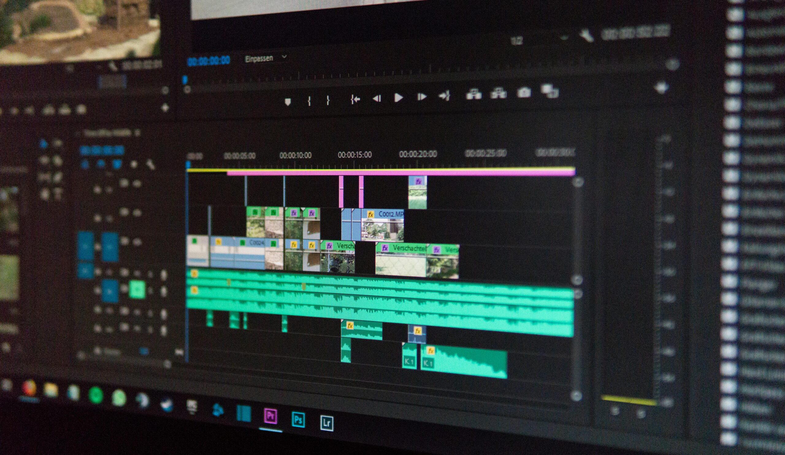 Pantalla de computadora mostrando una línea de tiempo en un software de edición de video, representando el uso de IA para audiovisuales.